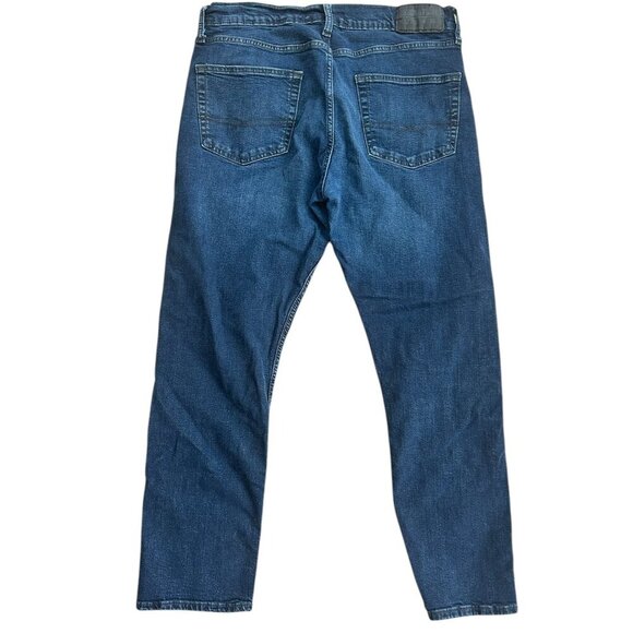 Levis Signature Womens Jeans Straight Leg Feathered Dark Medium Rise Sz 32 / 30 - Picture 3 of 6